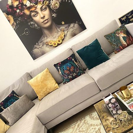 Barcelona Chic Apartments- Free Parking - 10 Min From Bcn City Centre By Metro Bagian luar foto