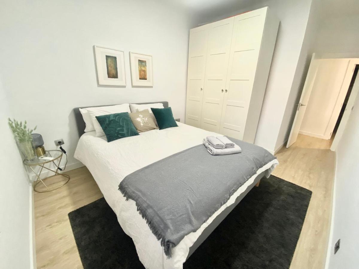 Barcelona Chic Apartments- Free Parking - 10 Min From Bcn City Centre By Metro Bagian luar foto