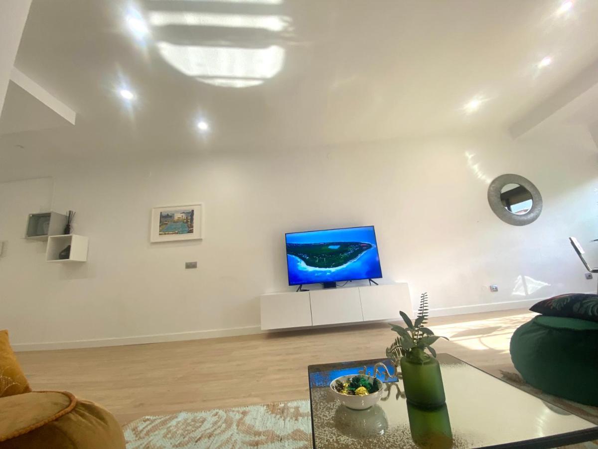 Barcelona Chic Apartments- Free Parking - 10 Min From Bcn City Centre By Metro Bagian luar foto