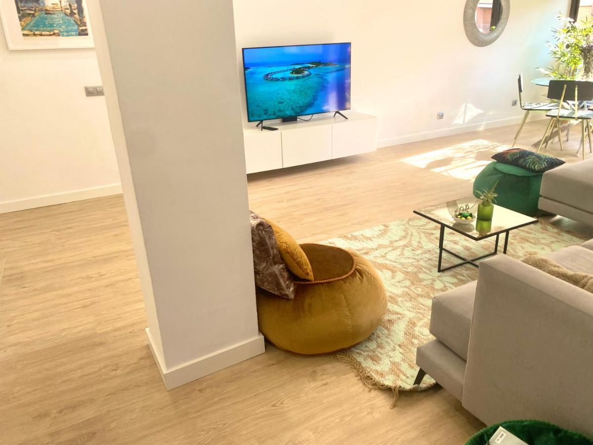 Barcelona Chic Apartments- Free Parking - 10 Min From Bcn City Centre By Metro Bagian luar foto