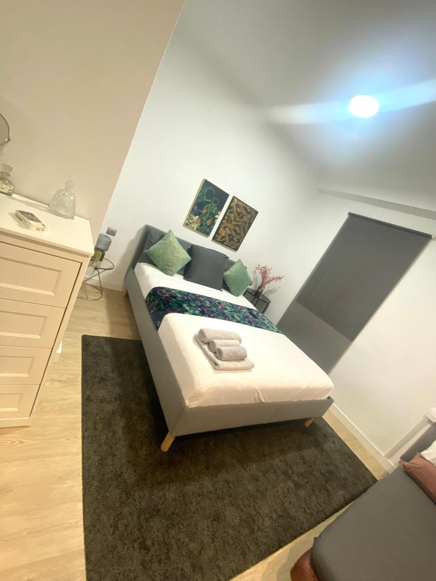 Barcelona Chic Apartments- Free Parking - 10 Min From Bcn City Centre By Metro Bagian luar foto