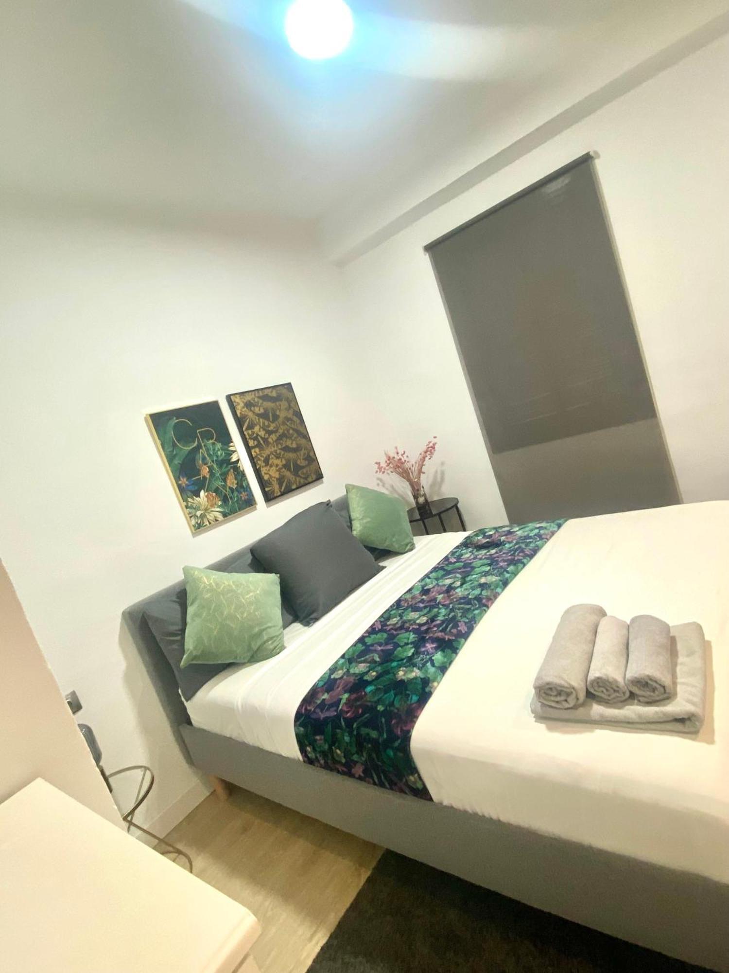 Barcelona Chic Apartments- Free Parking - 10 Min From Bcn City Centre By Metro Bagian luar foto