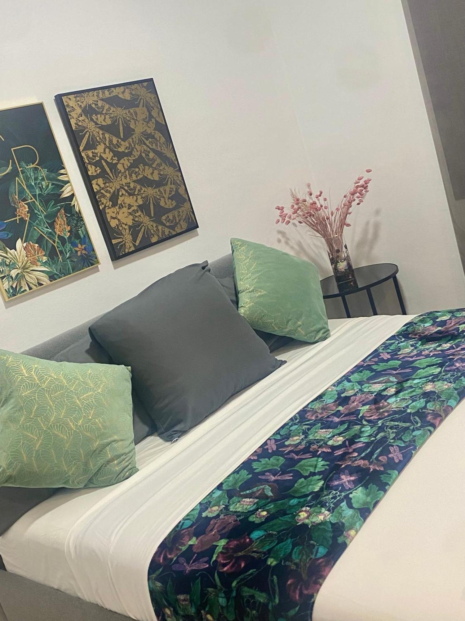 Barcelona Chic Apartments- Free Parking - 10 Min From Bcn City Centre By Metro Bagian luar foto