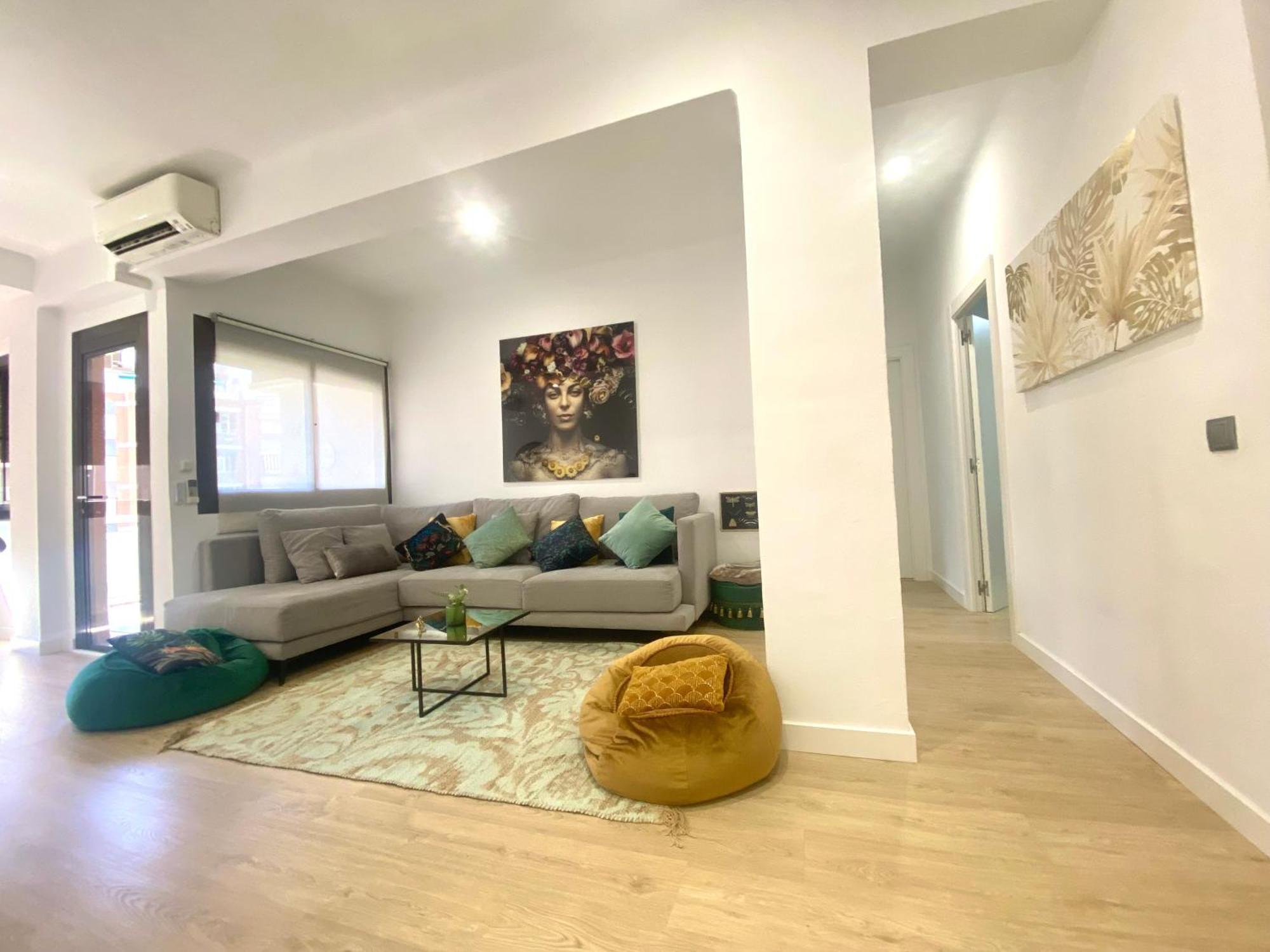 Barcelona Chic Apartments- Free Parking - 10 Min From Bcn City Centre By Metro Bagian luar foto
